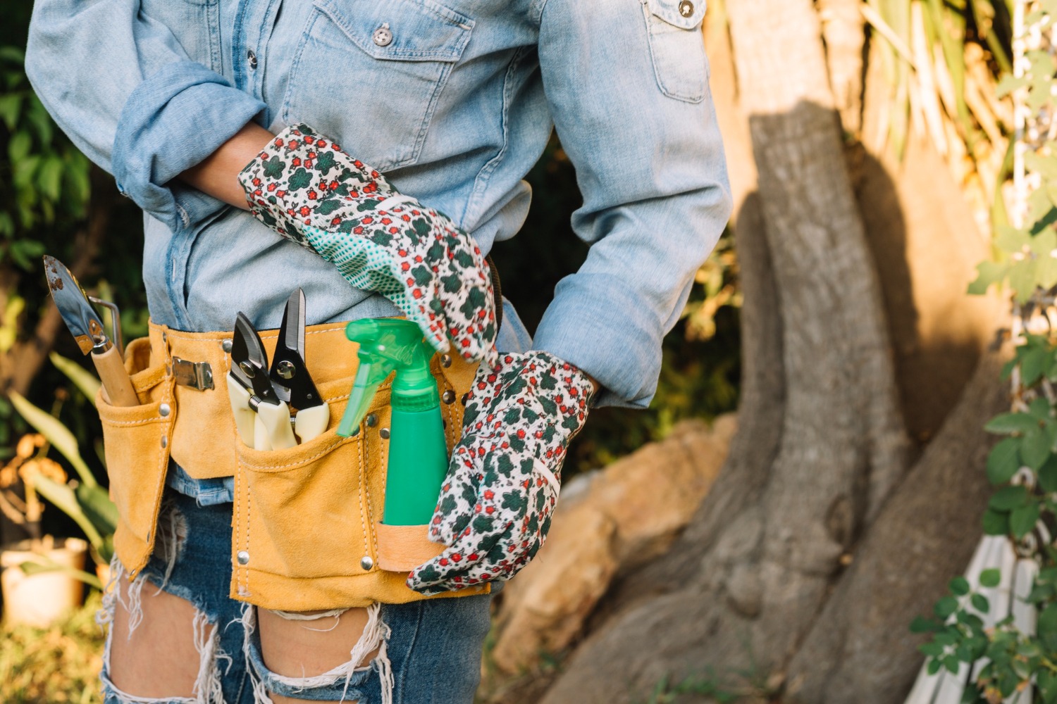 crop-femme-ajustant-taille-sac-8470581