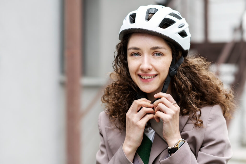 femme-mettant-casque-velo-3362885