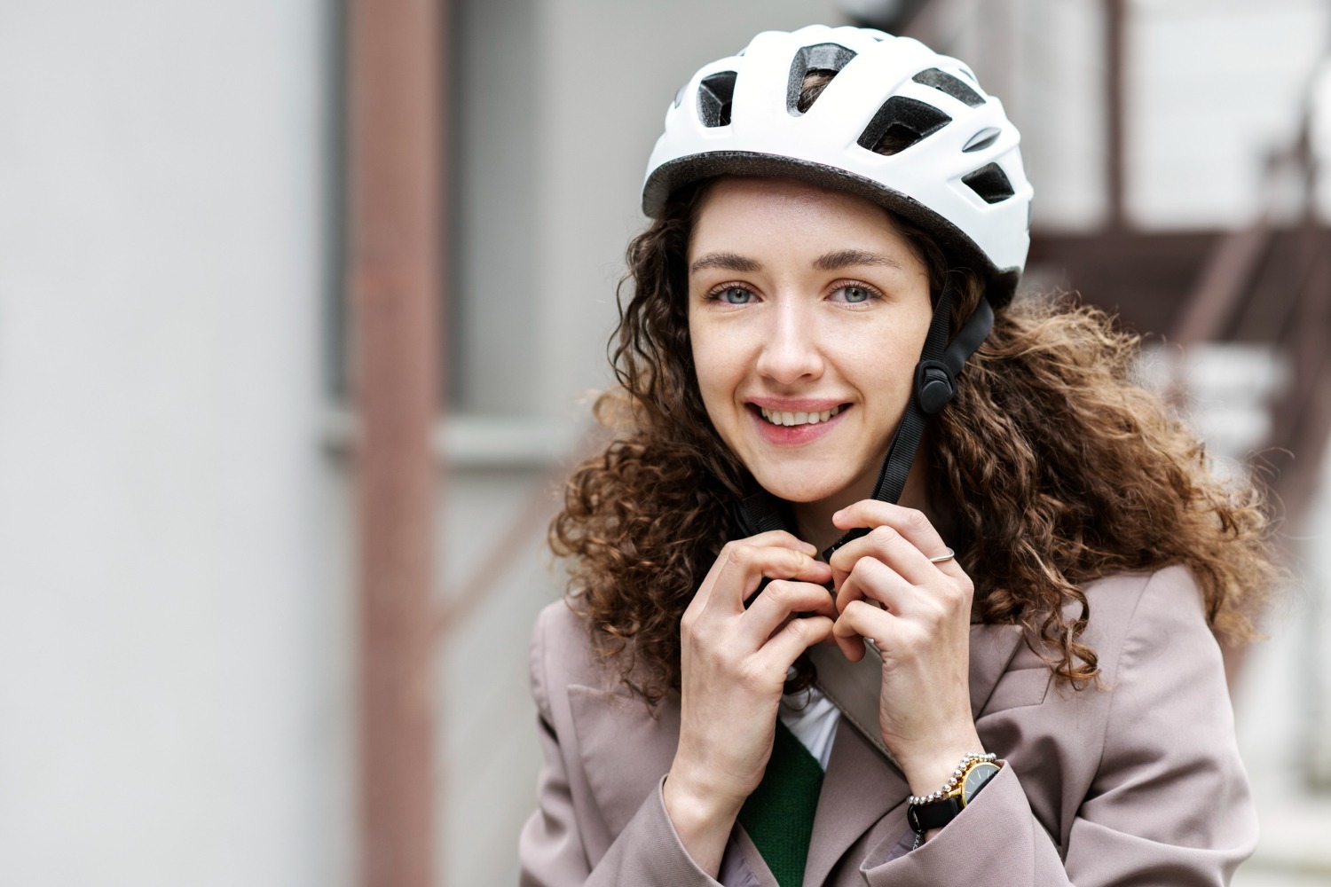 femme-mettant-casque-velo-3362885