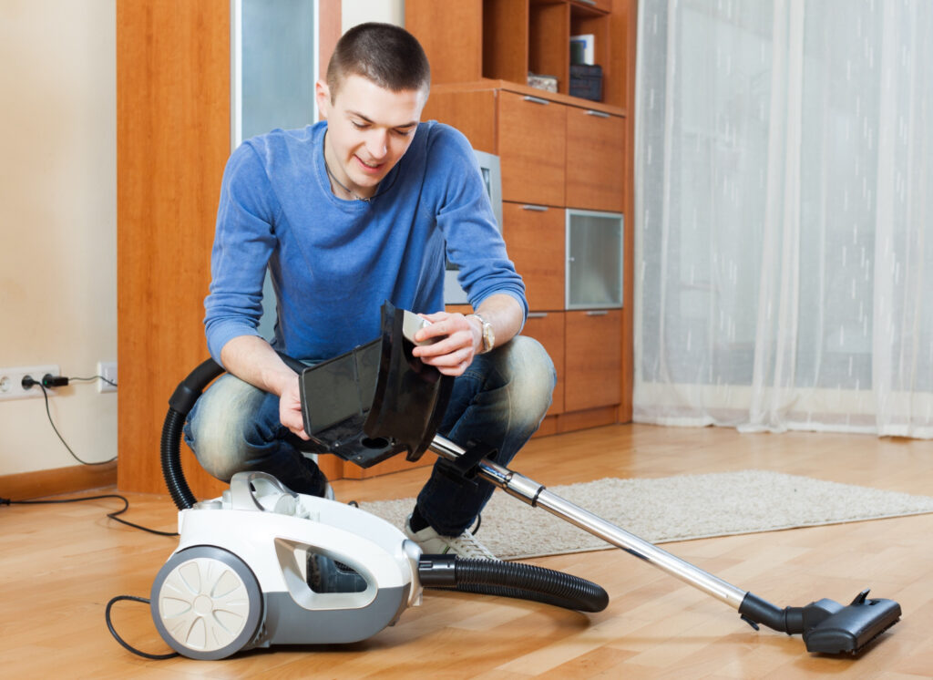 homme-aspirant-aspirateur-parquet-dans-salon-3014439