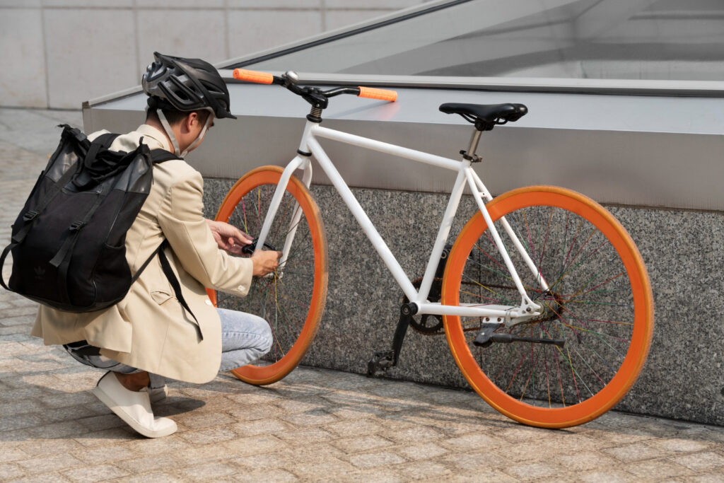 homme-plein-coup-securisant-velo-9241087