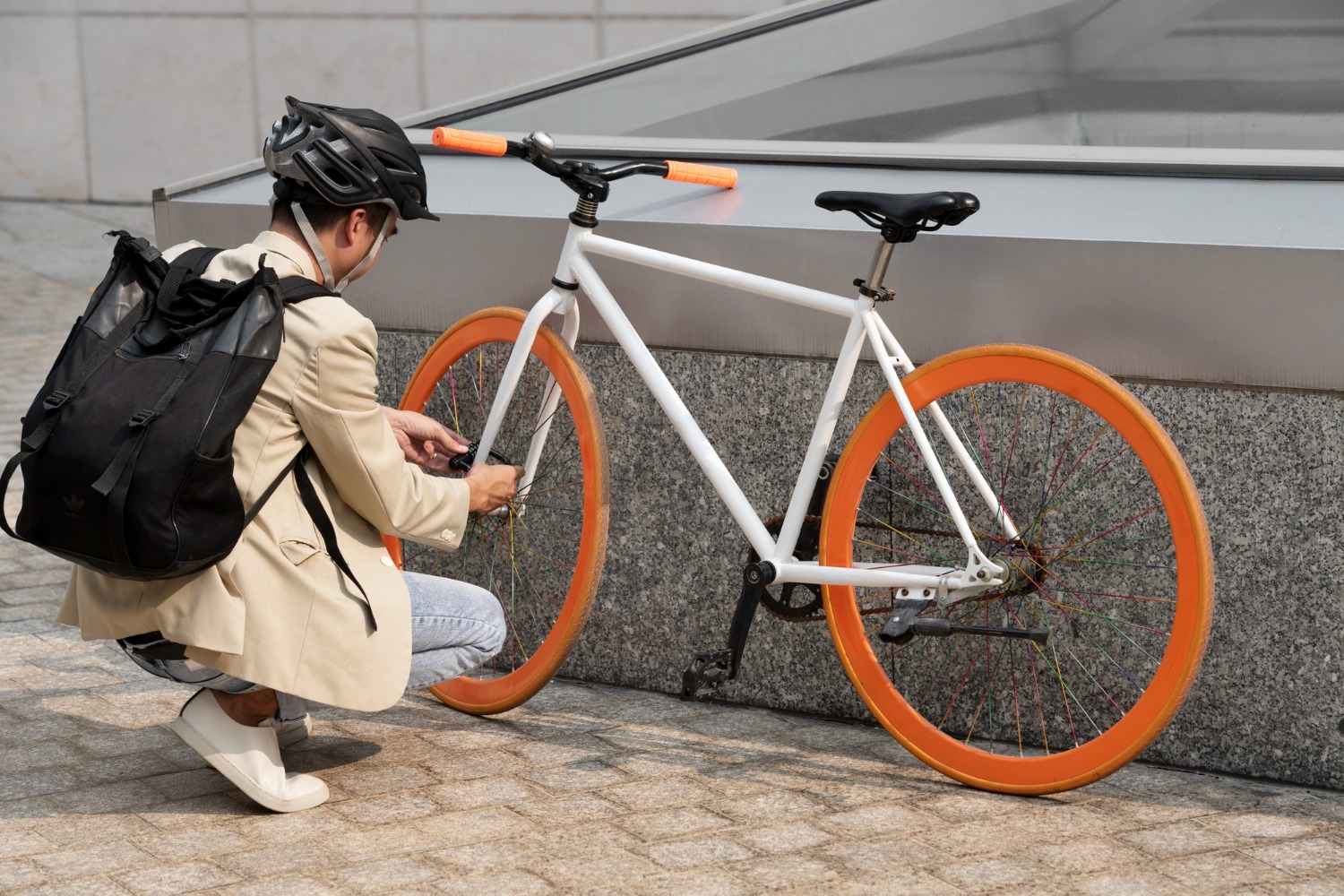 homme-plein-coup-securisant-velo-9241087