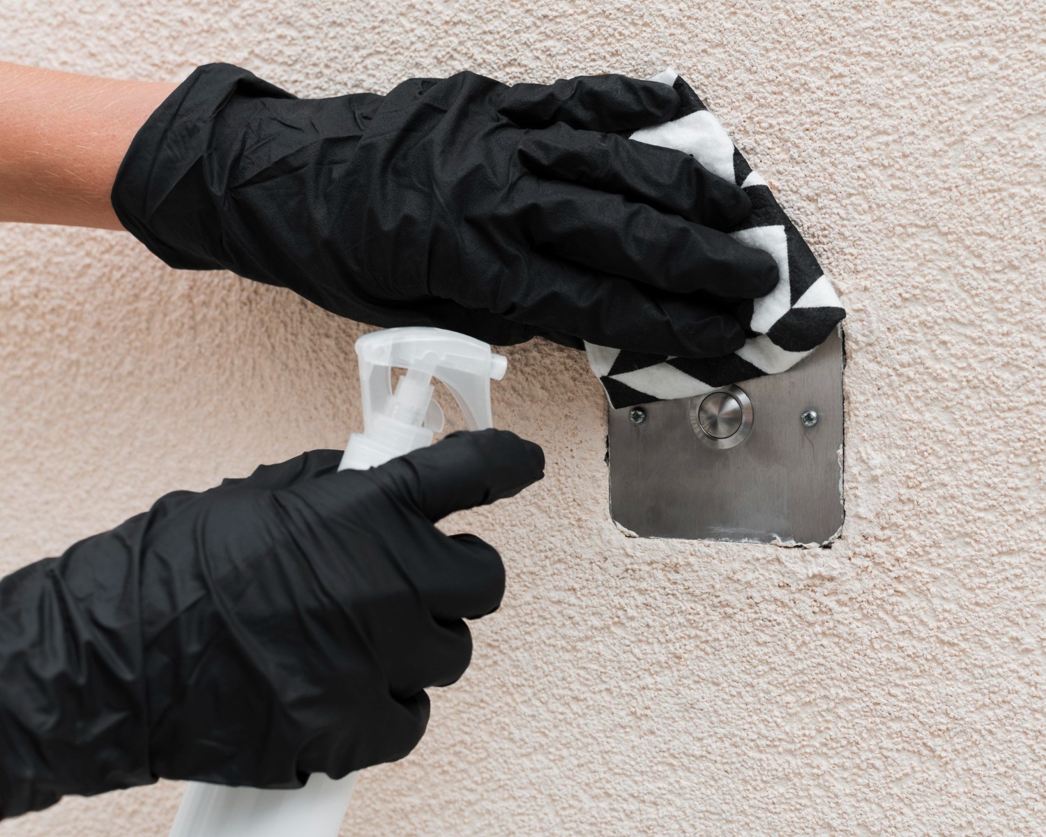 mains-gants-desinfectant-surface-7700443