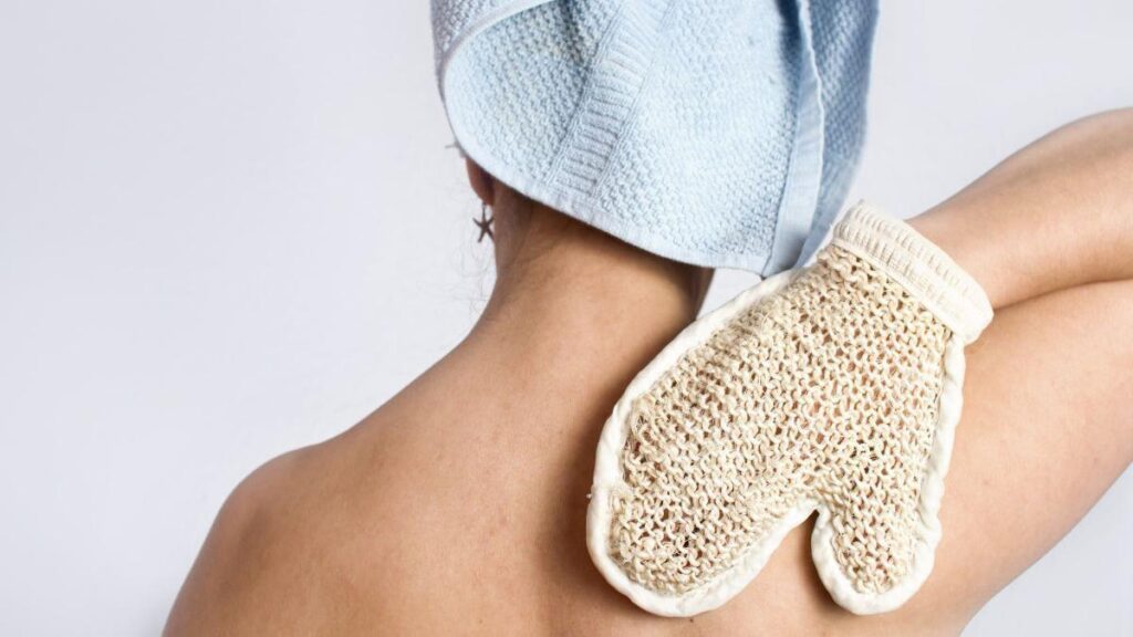 guante-de-crin-para-exfoliar-la-piel_-como-usarlo-para-dejar-la-piel-suave-y-libre-de-impurezas-6285806