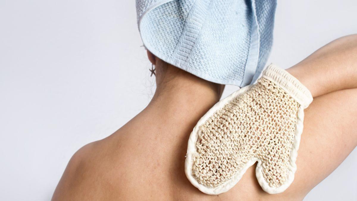 guante-de-crin-para-exfoliar-la-piel_-como-usarlo-para-dejar-la-piel-suave-y-libre-de-impurezas-6285806