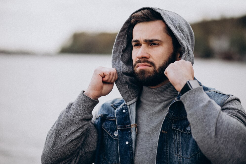 beau-barbu-riviere-dans-parc_1303-22252-8198078