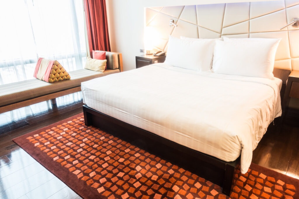 chambre-spacieuse-lit-8474985