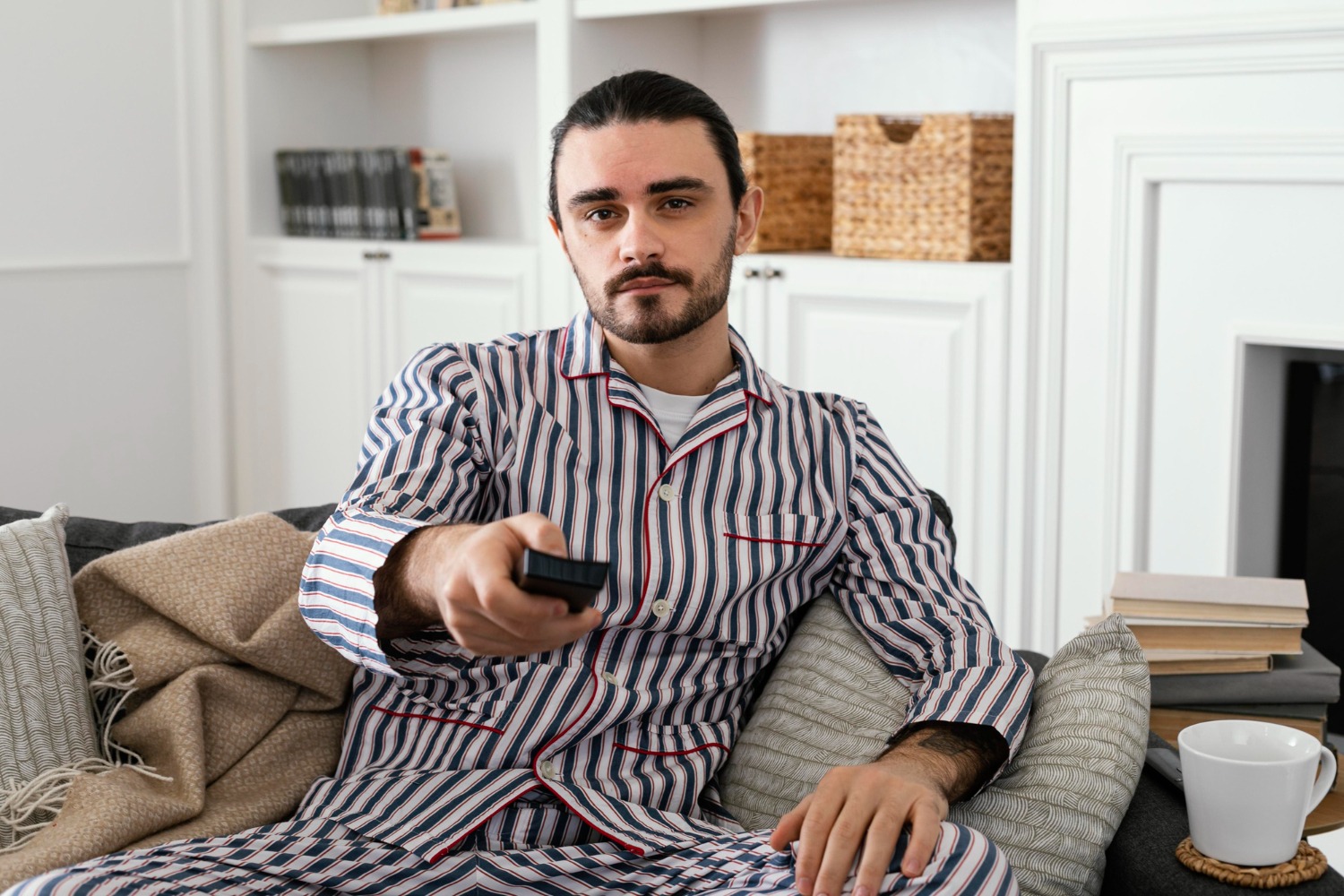 homme-pyjama-passe-son-temps-interieur-3849837