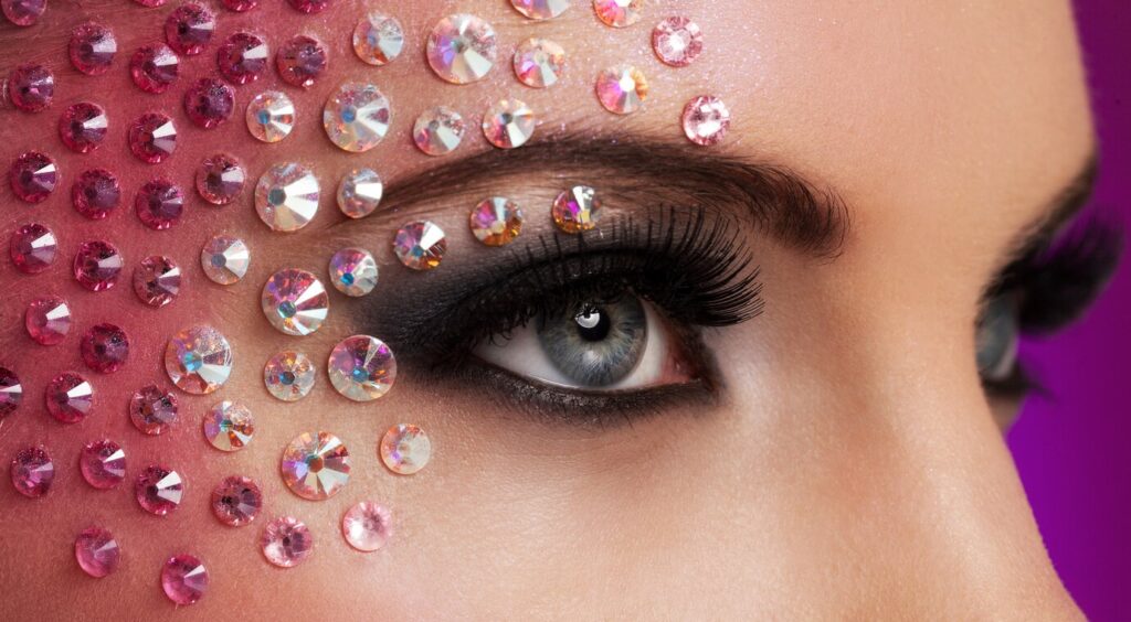 image-gros-plan-yeux-du-maquillage-diamant_144627-4646-5659983