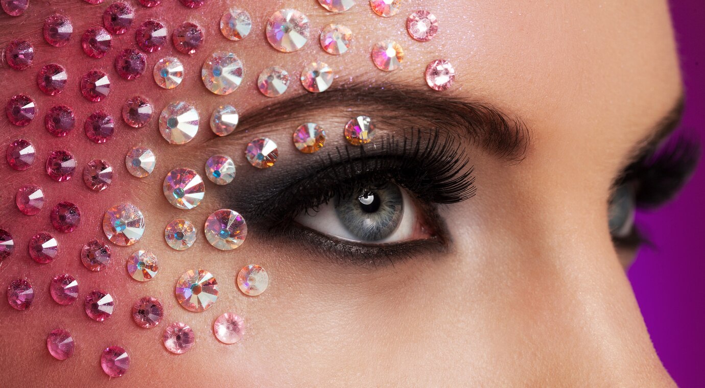 image-gros-plan-yeux-du-maquillage-diamant_144627-4646-5659983