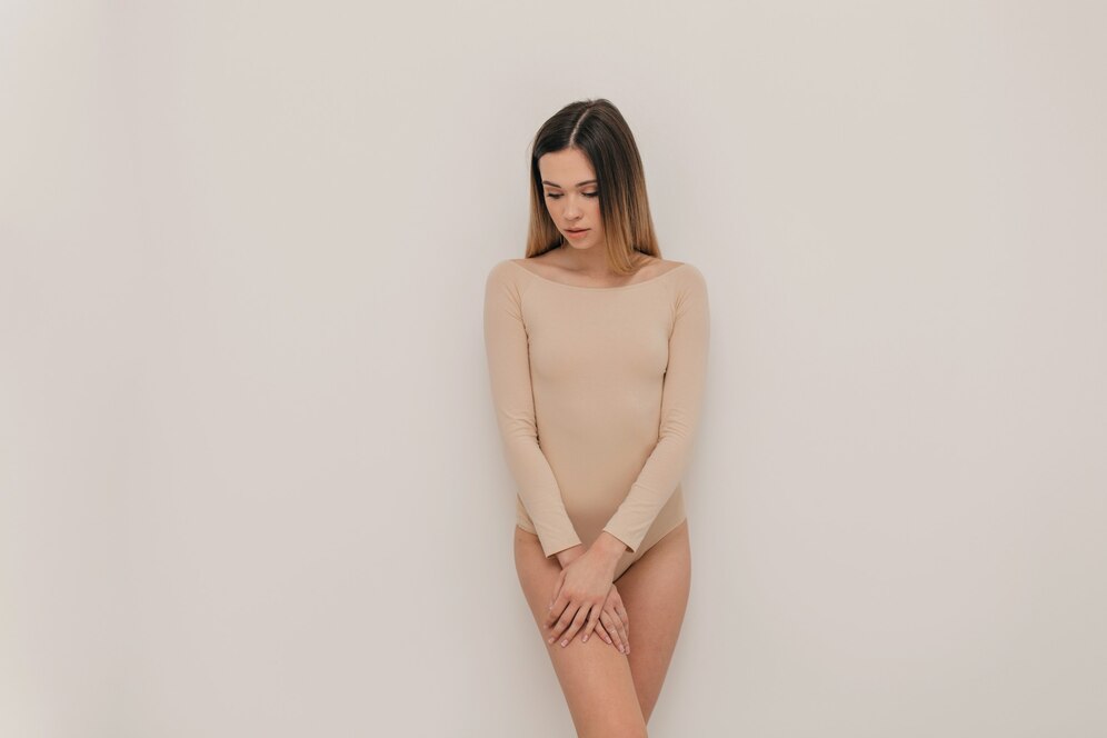 jolie-femme-naturelle-debout-mur-blanc-habille-corps-beige-profiter-vie_291650-1454-8805238