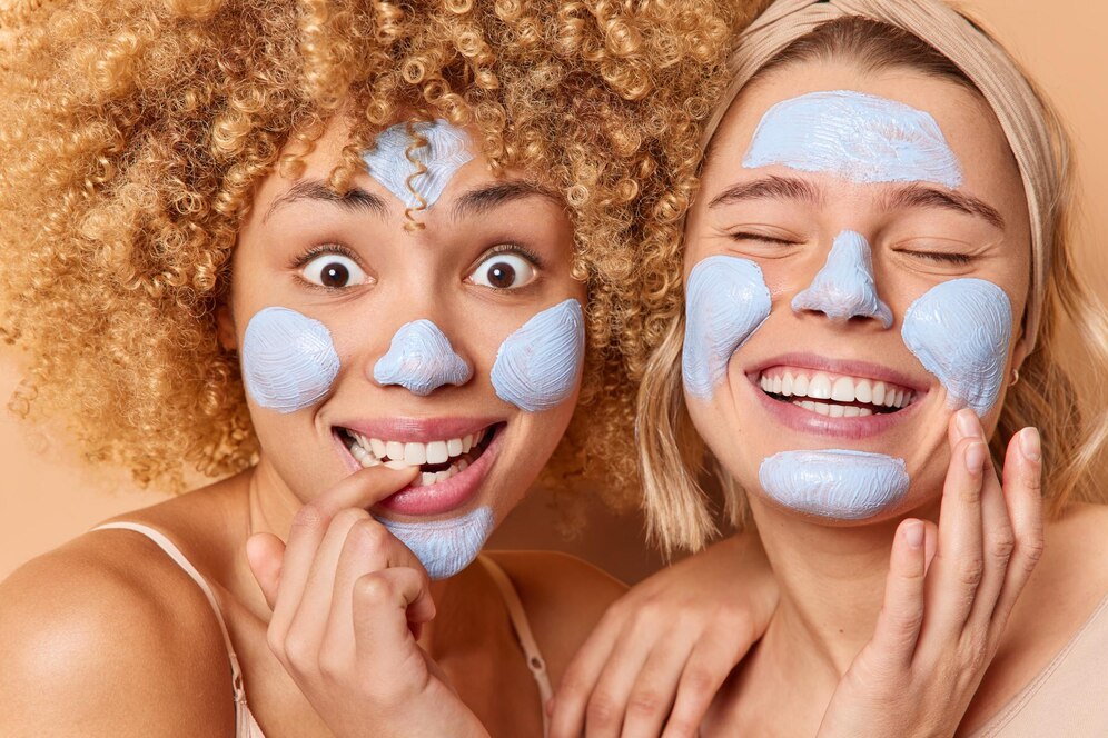 photo-tete-jeunes-femmes-positives-satisfaites-appliquer-masques-beaute-6090192