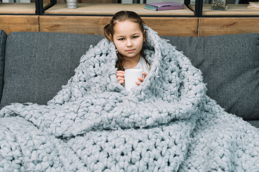 portrait-fille-tasse-cafe-seance-sofa-couvert-echarpe_23-2148053282-9820451