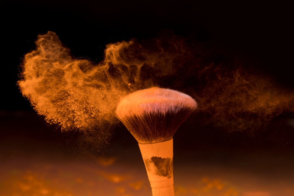 poudre-couleur-tombant-du-gros-pinceau-maquillage-4144403