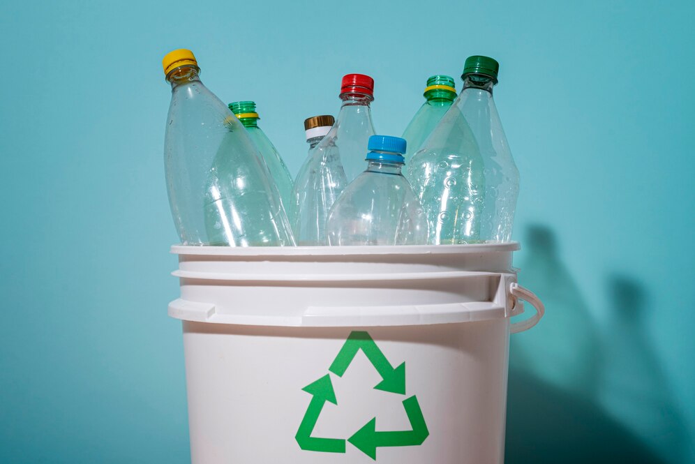 recyclage-minimal-bouteilles-plastique-dans-conteneur_23-2149439622-9937589