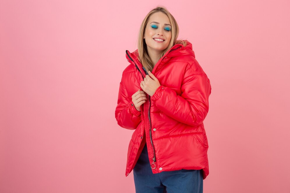 style-haute-couture-deux-femmes-attrayantes-souriantes-mur-violet-dans-costumes-soiree-colores-elegants-couleur-violet-bleu-amis-s-amusant-ensemble-tendance-mode_285396-7295-2159382