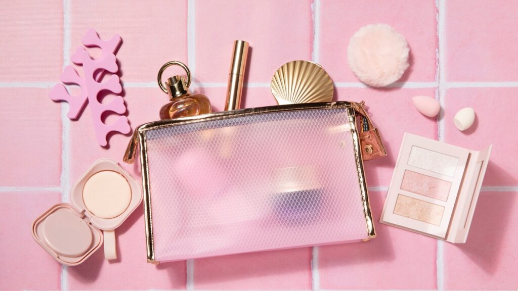 trousse-toilette-disposition-produits-vue-dessus_23-2149879923-2617769