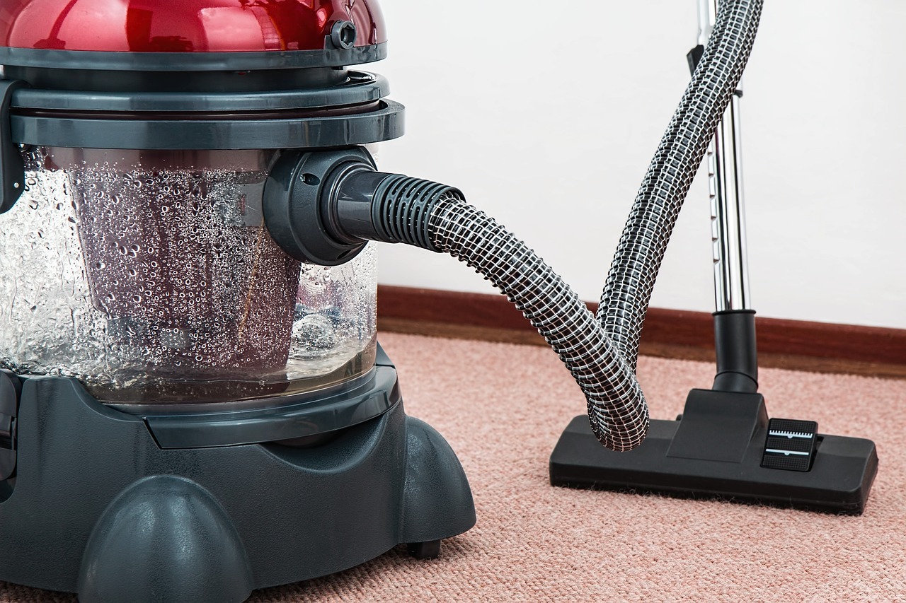 vacuum-cleaner-657719_1280-5545377