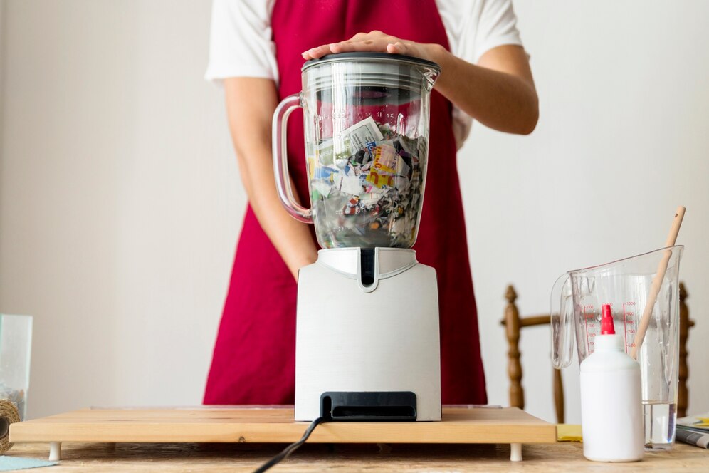 vue-section-mediane-femme-broyage-morceaux-papier-dans-melangeur_23-2147845547-4336104