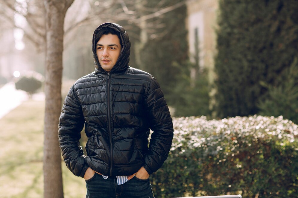homme-zippant-veste-cuir-noir-jusqu-au-bout-portant-sweat-capuche-pour-eviter-froid-photo-haute-qualite_144627-60205-6669076