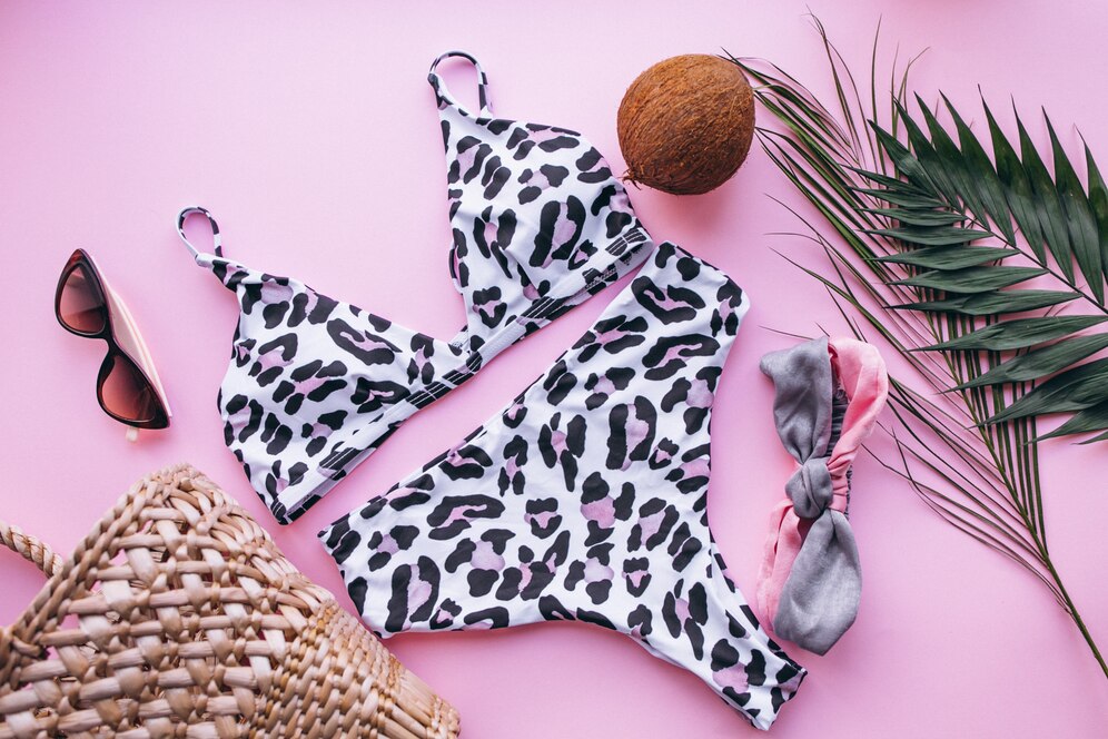 maillot-bain-fond-rose-isole_1303-13541-9863461